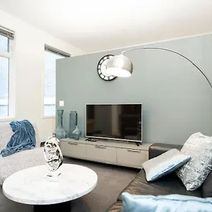 Holiday home Premium 2bd Loft Dt Heated Parking Rooftop Patio Bbq Gym Coffee, Winnipeg
